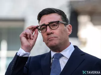 バーナム首相が「ブリットカード」制度を放棄、全国的な議論を巻き起こす