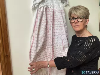 Nähen des Leids: Walisische Künstlerin gedenkt der verlorenen Säuglinge von Gaza mit einem ergreifenden Taufkleid