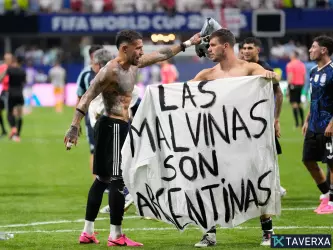 Le tensioni diplomatiche si acuiscono: i giocatori argentini espongono uno striscione politico dopo la vittoria ai Mondiali.