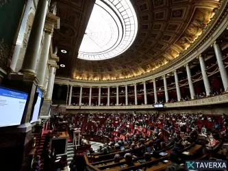 La Francia approva una legge storica sull'eutanasia assistita, in un clima di intenso dibattito etico.