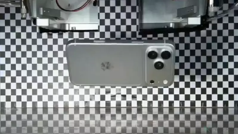 Vazamento sem precedentes: design do iPhone 18 Pro exposto em imagens roubadas de fornecedor.